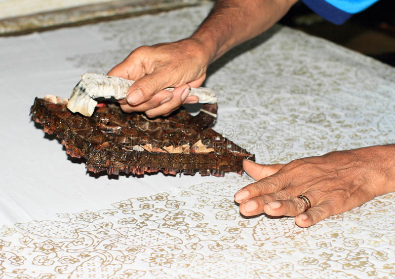 https://useam.blog/wp-content/uploads/2018/08/fabrication-du-batik-38378552.jpg